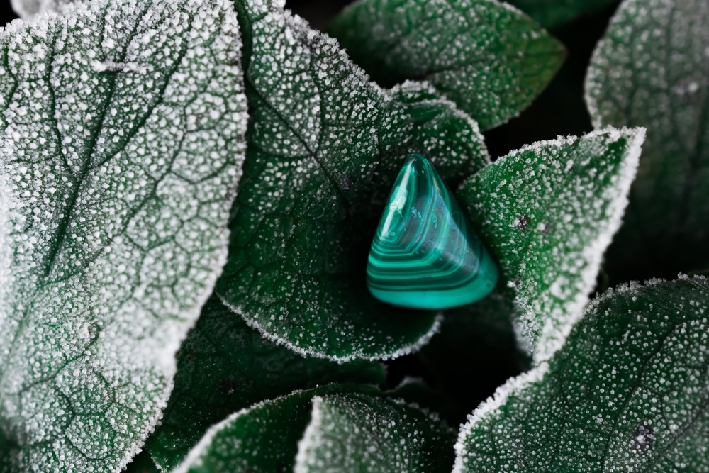 孔雀石廣泛應用於珠寶設計、雕刻藝術及能量療癒領域