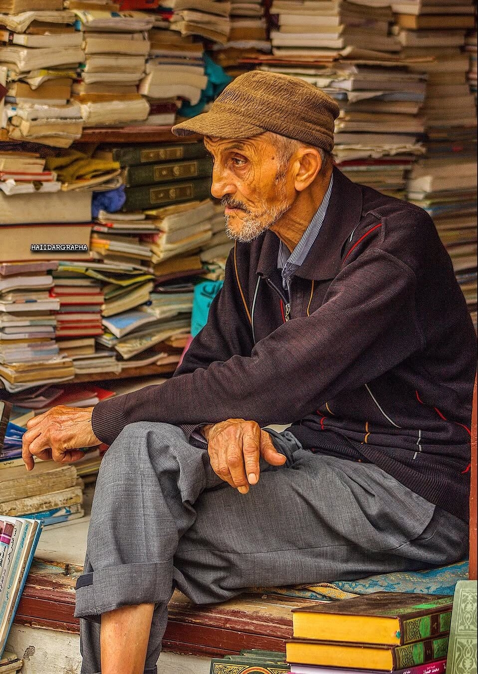 6 歲時,Aziz 便成了孤兒,過著艱難的生活,靠捕魚勉強度日