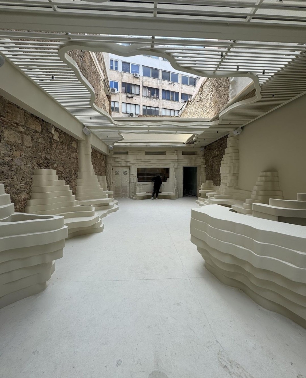 這間坐落於雅典市心核心的 One Burger，宛如被落日餘暉曬皺的沙漠峽谷