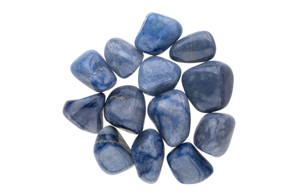 藍水晶一般是指一種帶有藍色調的石英（水晶）寶石，常被稱作藍石英（Blue Quartz）。