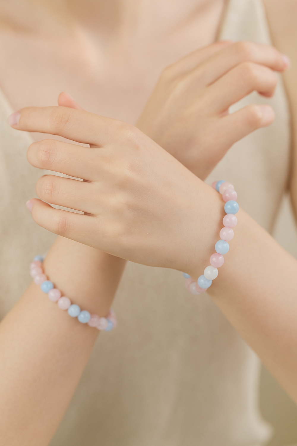 在能量學說中,人體氣場被認為存在「左進右出」的流動原則,即左手吸收能量、右手釋放能量。