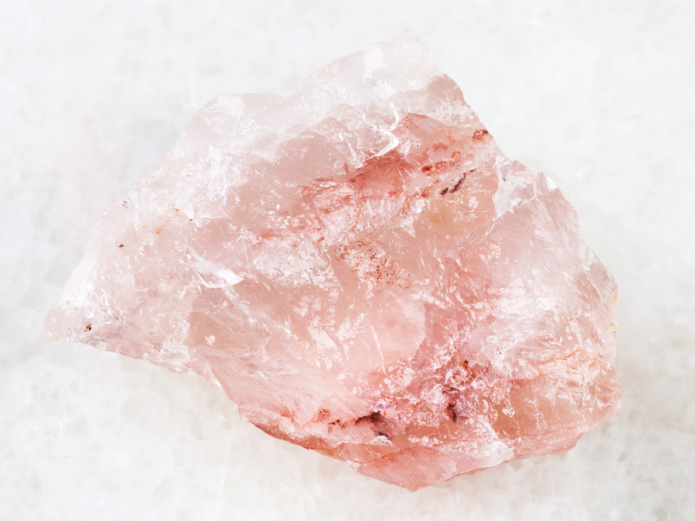 粉晶（Rose Quartz），又稱粉水晶、玫瑰石英或芙蓉石，是石英家族中的一員。