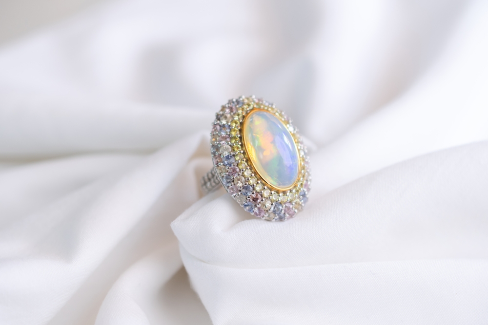 天然蛋白石的變彩不會退色，但長期曝曬或環境過乾會導致光澤減弱，所以需定期補水並妥善保存。