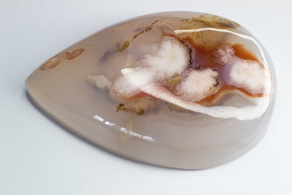 瑪瑙色彩繽紛，因此在五行概念中，各色瑪瑙分別對應不同元素及寓意