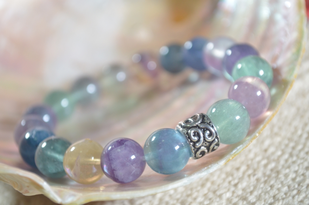 對於螢石這種以吸收淨化見長、能量溫和的晶石，一般建議佩戴在左手效果最佳。