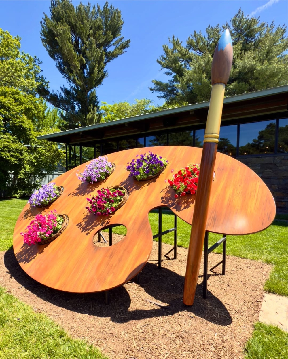 以生機盎然的植物牆為背景，訪客還能與這些立體畫作合影留念