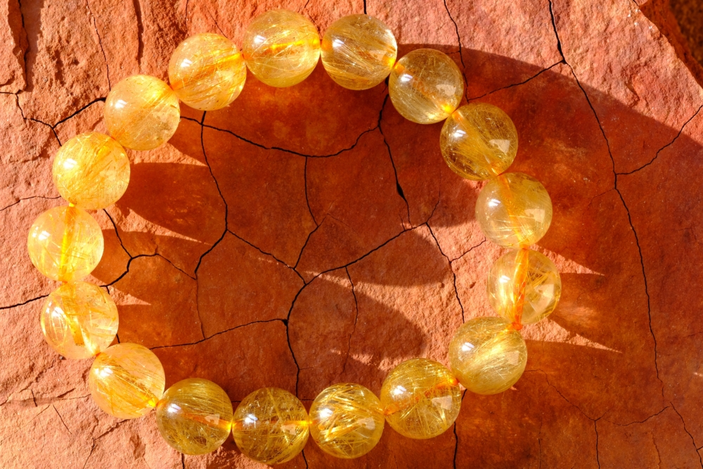 金髮晶最著名的功效是招財旺運，同時也具備其他豐富的寓意。