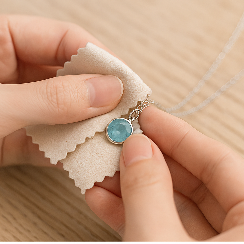 使用溫和肥皂水和軟毛刷清潔，再以清水沖淨並用軟布擦乾，不要使用超音波清洗機。