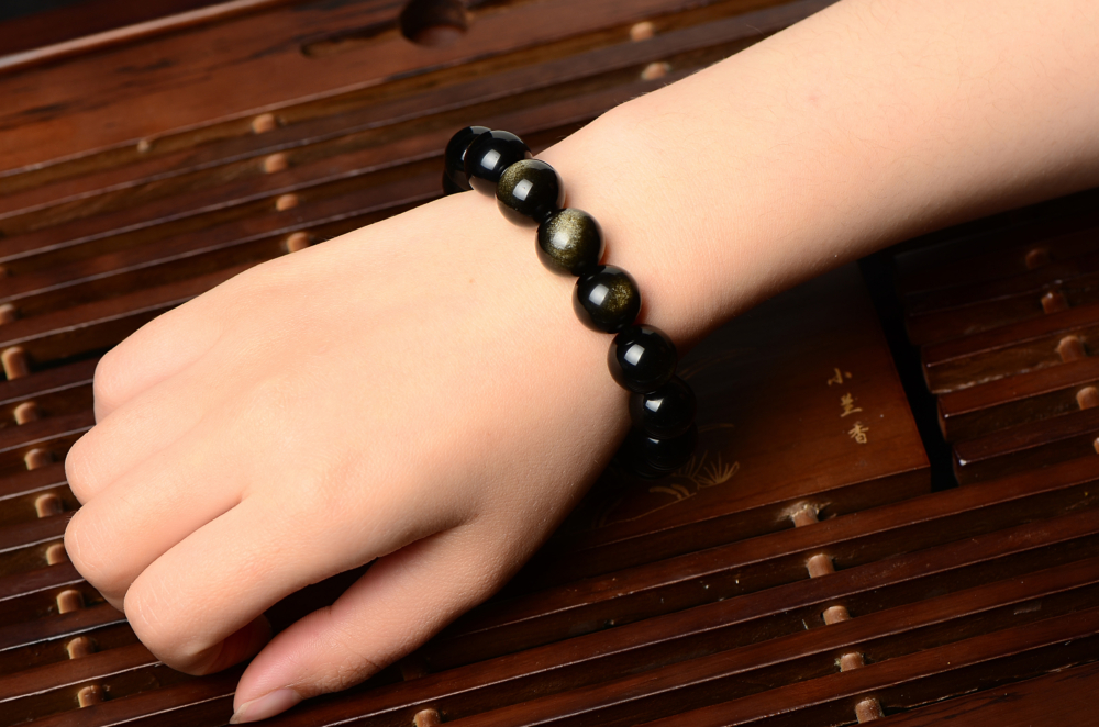 佩戴金曜石雖然好處多多,但也有一些禁忌與注意事項需留意,以確保其能量發揮效果並避免不良影響。