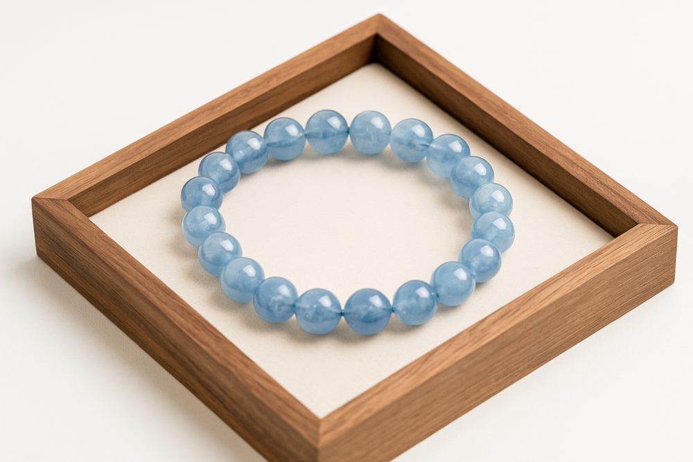 許多人相信藍水晶功效豐富，對身心靈都有幫助。