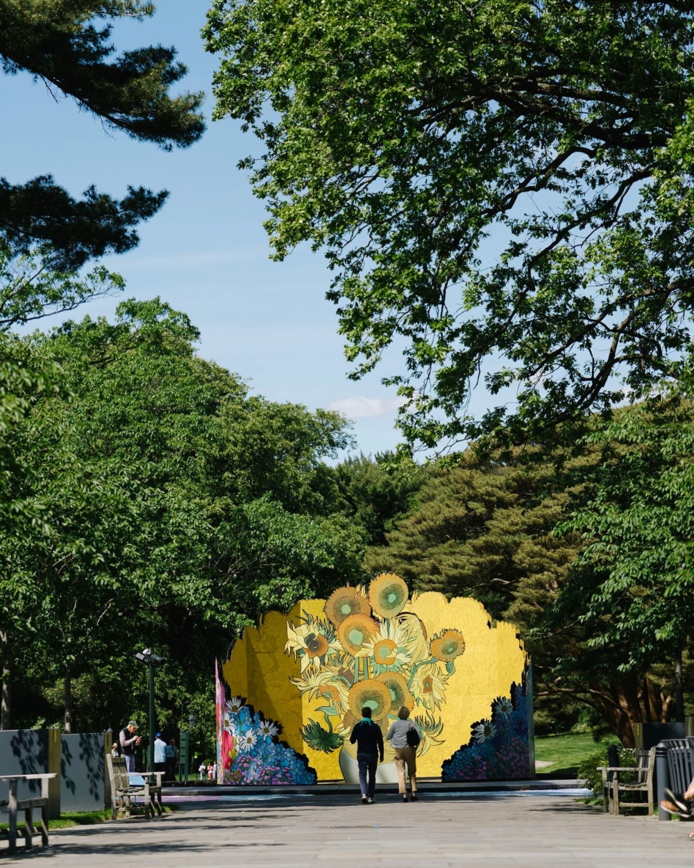 用拱形花架和盛開的向日葵花盆重現當年他筆下的景致