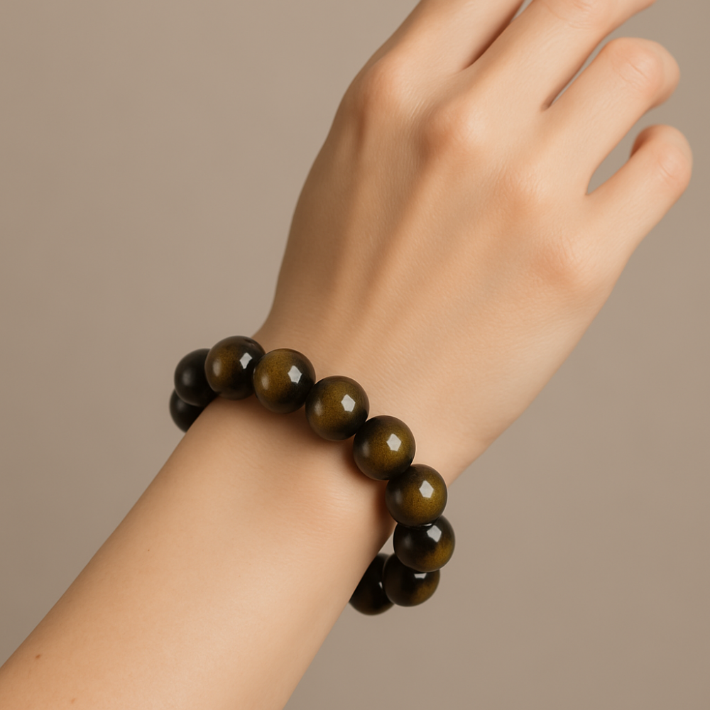 根據風水能量學上講究「左進右出」的原則,黑曜石這種避邪消磁的晶石通常佩戴右手效果最佳。