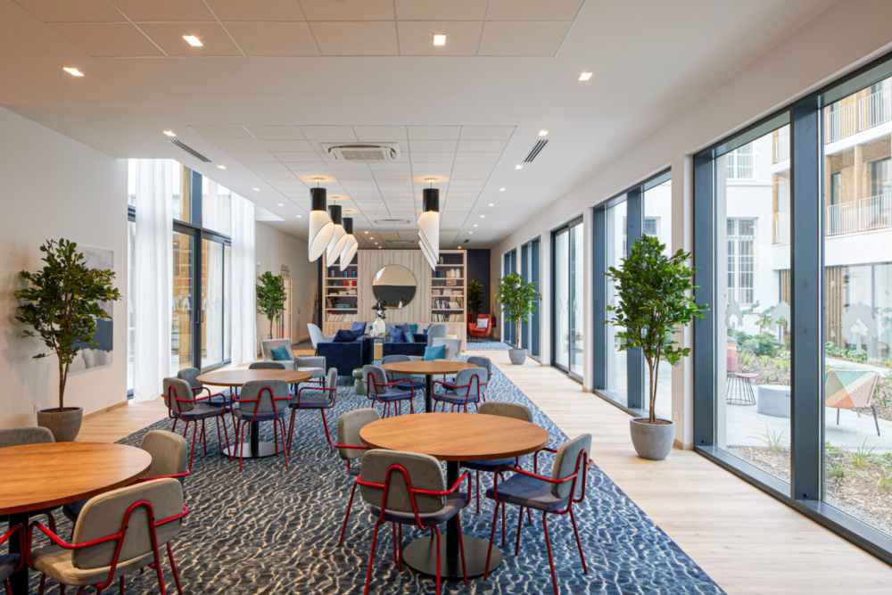 打造融合社交、光線與私密需求的高齡友善場域。