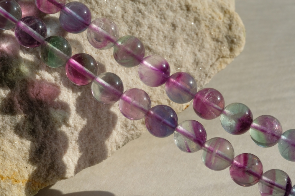 在佩戴和使用螢石時，有一些禁忌和注意事項需留意，以確保發揮功效並避免損壞寶石。