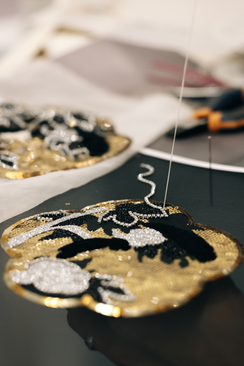 CHANEL 2025 工坊系列將堅硬漆木上的靜態風景，轉譯為柔軟織物上的流動詩篇