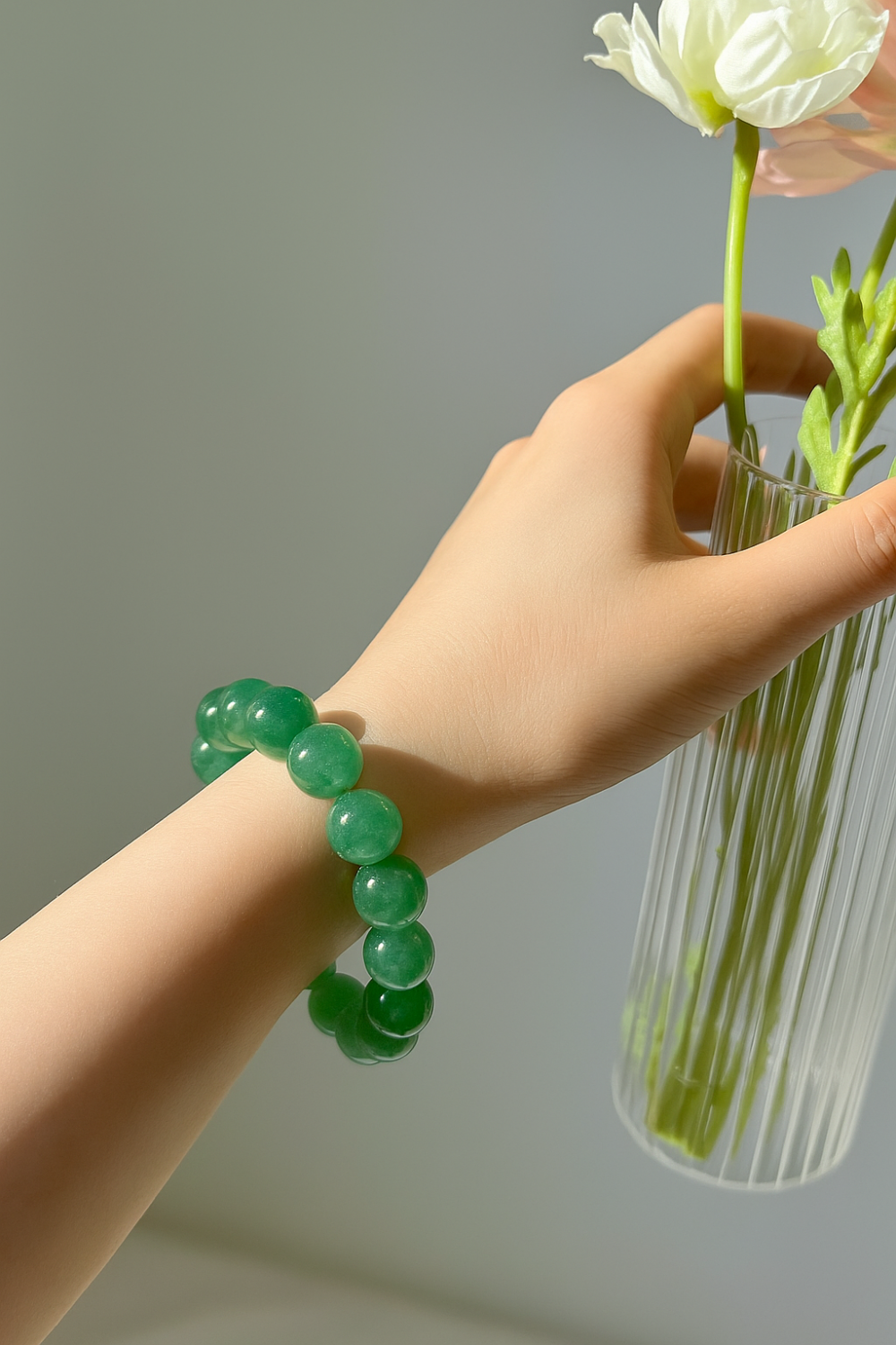 根據傳統觀念,「左進右出」的能量法則認為左手是吸納能量的手、右手則是釋放能量的手。