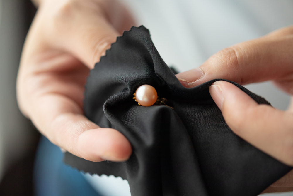 每次佩戴後，用柔軟乾布輕拭表面汗水和油脂。如果有污漬，可用少量溫和肥皂水輕輕擦拭，再以濕布清潔，最後擦乾，避免水分殘留。