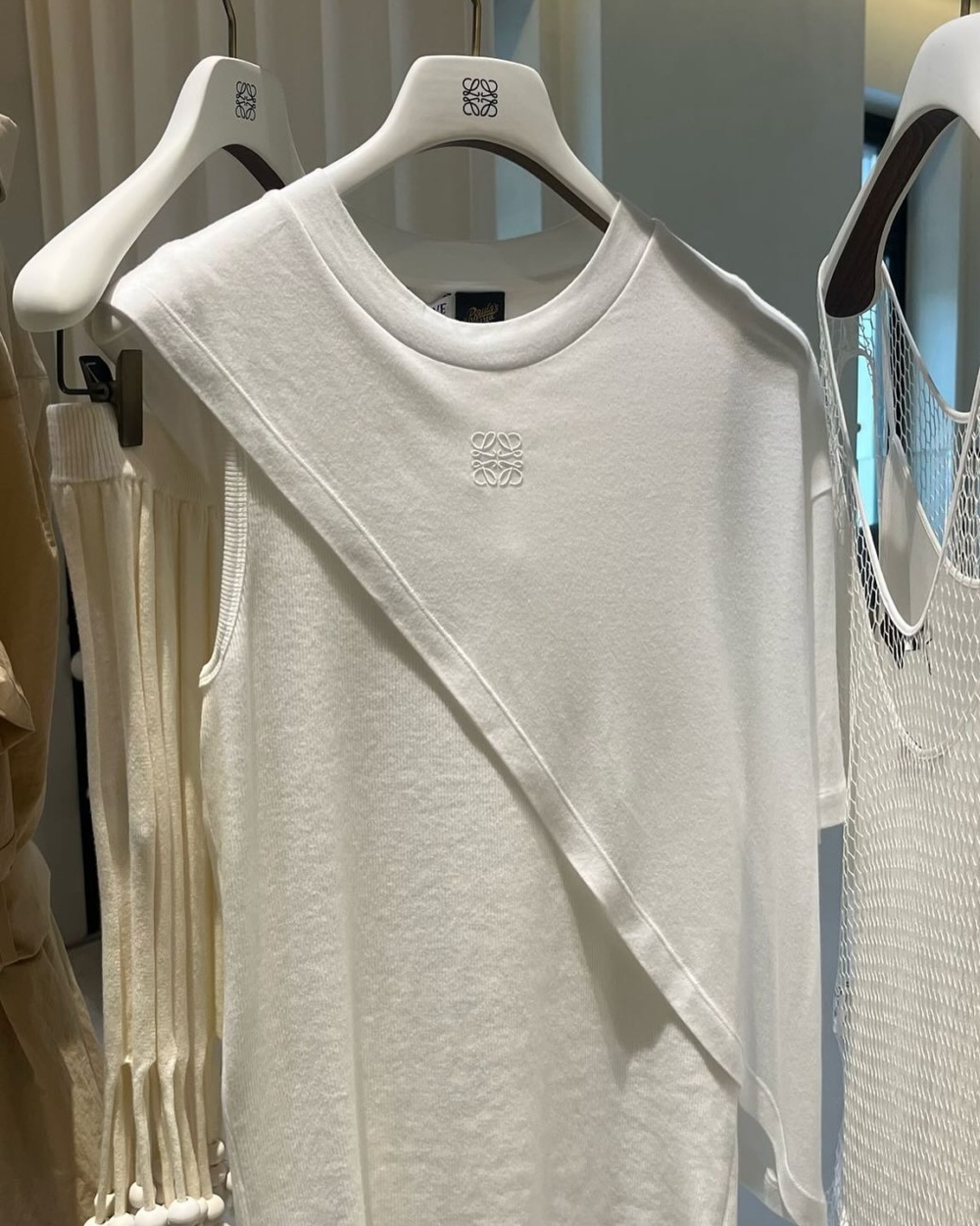 LOEWE 用它做出剪裁簡潔、質感像絲一樣滑順的夏日上衣，看起來低調，穿起來卻有故事。