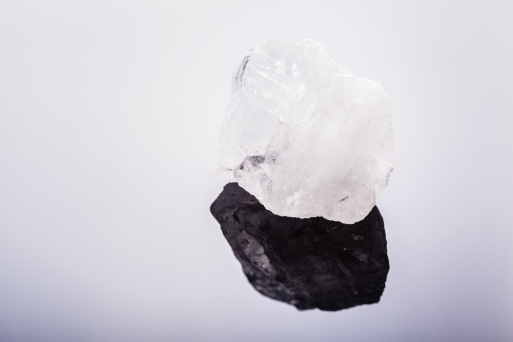 白水晶(Quartz,又稱Rock Crystal)以清透無色的外觀聞名,屬於石英家族。