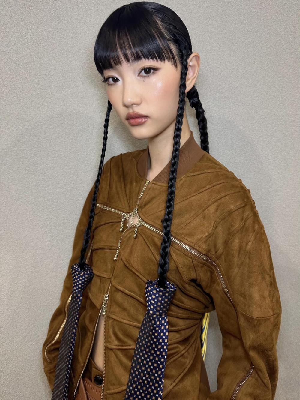 你可以用一條精緻的絲質領帶,綁在馬尾或編髮上,讓領帶的垂墜感為髮型增添動態美