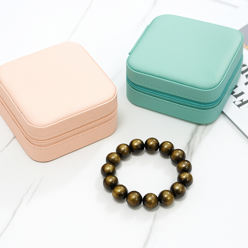 如同其他水晶一樣,金曜石佩戴一段時間後建議定期進行消磁淨化,以清除其所吸收的負能量,保持能量充沛。