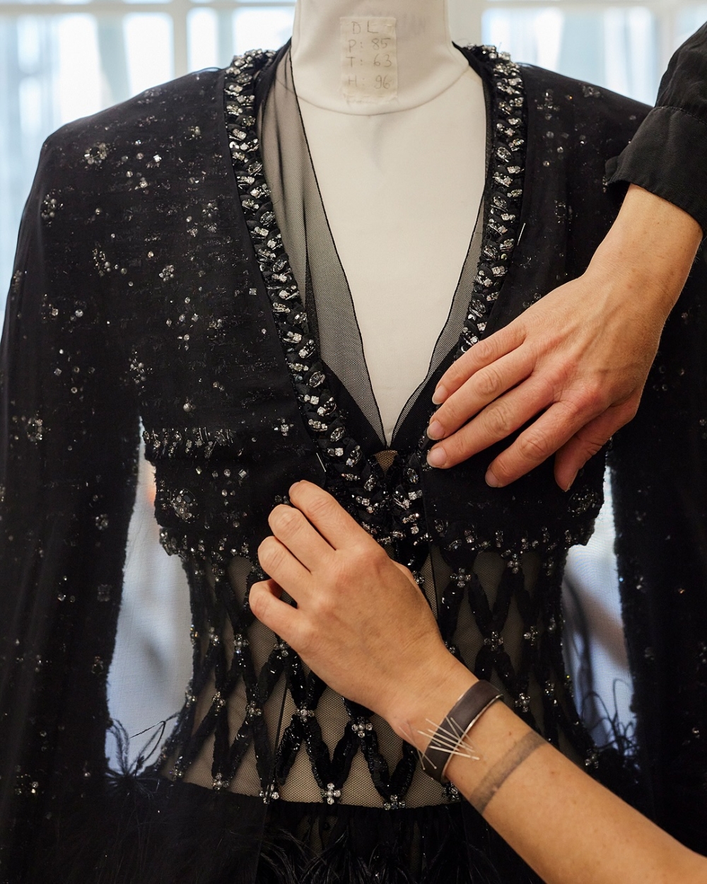 品牌積極應對全球氣候變遷所帶來的珍稀物料（如羊絨、絲綢、皮革）日益稀缺的嚴峻挑戰