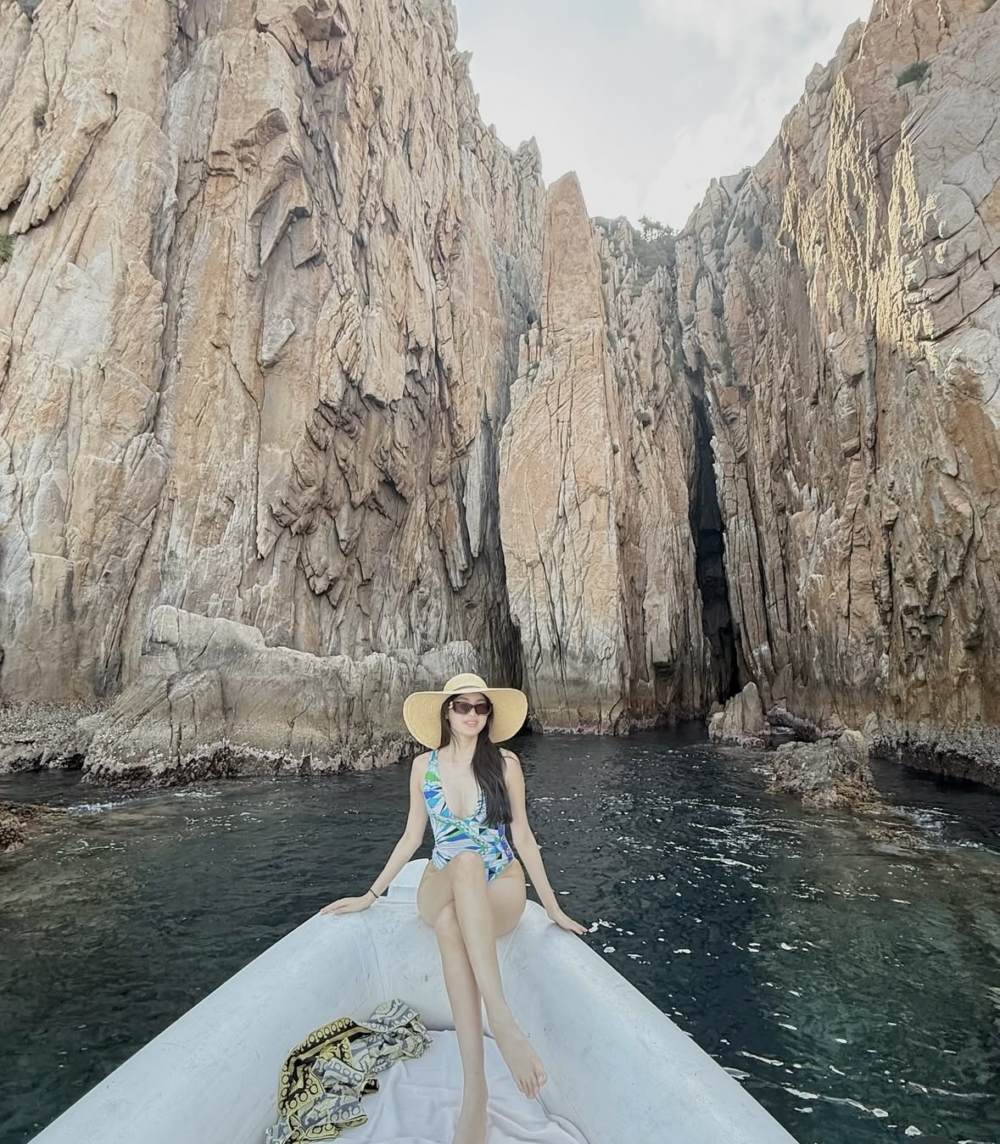 活出了浮誇得剛剛好的人生範本。