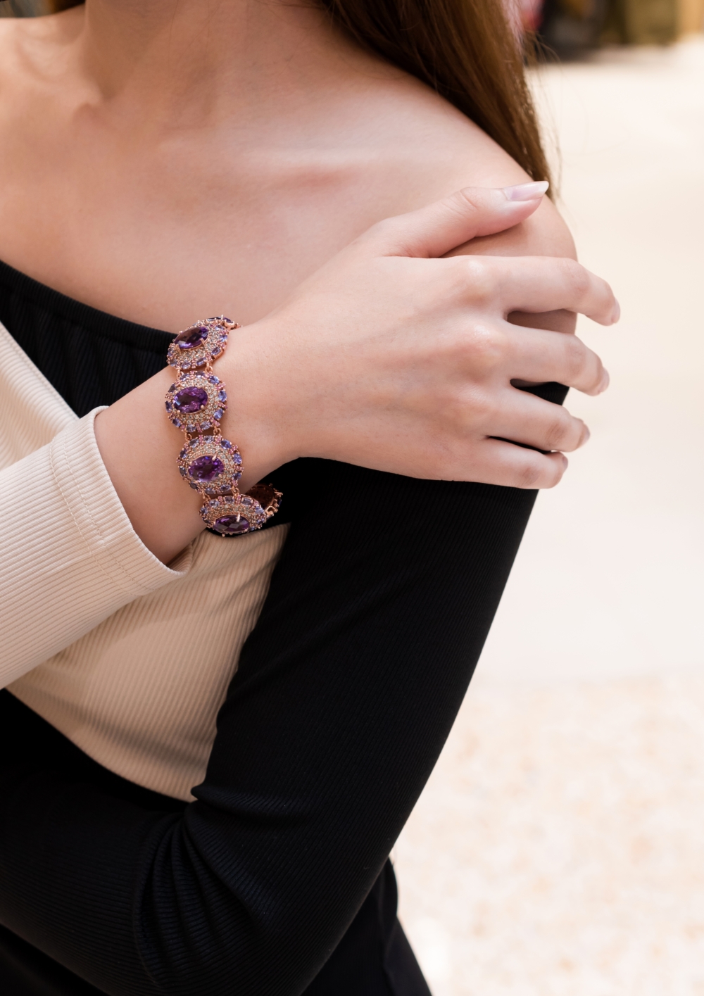 紫水晶戴左手還是右手，是許多晶石愛好者常有的疑問。從能量學和風水角度來看，人體的左右手在能量流動上扮演不同角色。