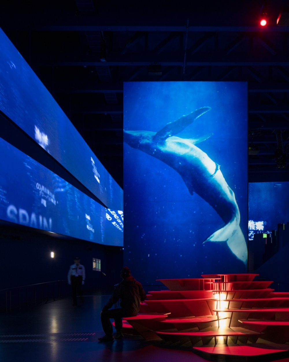 唯幽藍色調與洋流律動的低鳴迴盪耳畔,更添一份神秘靜謐