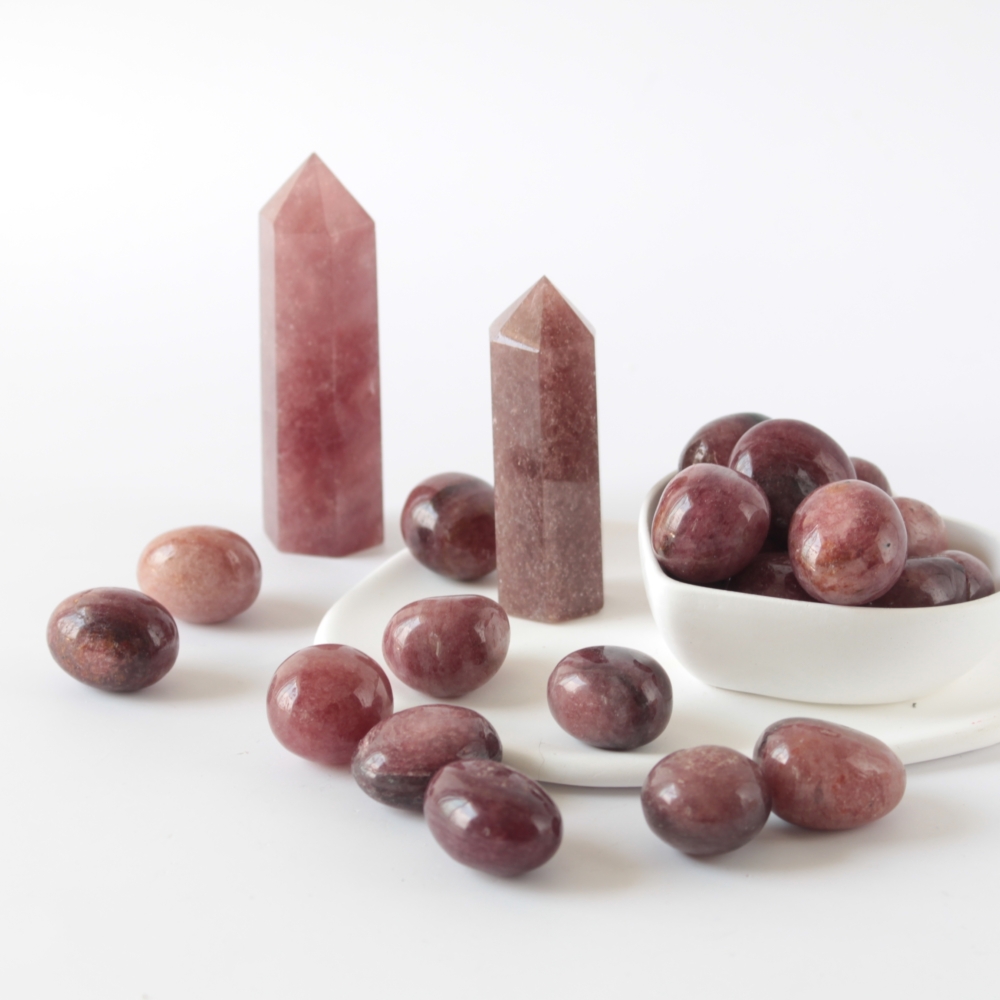 草莓晶能量溫和且沒有明顯副作用，但在日常配戴和淨化保養時，仍有一些草莓晶禁忌與注意事項需要留意。