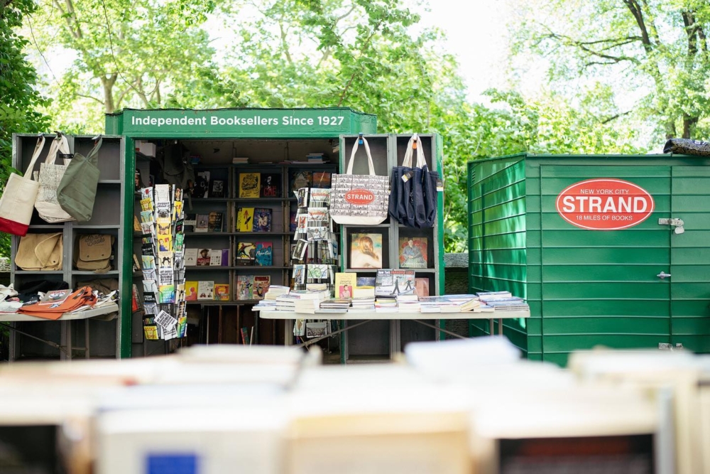近年 Strand 也進駐更多角落：在時報廣場的街角、中央公園的樹蔭下，你都能找到他們的露天書亭