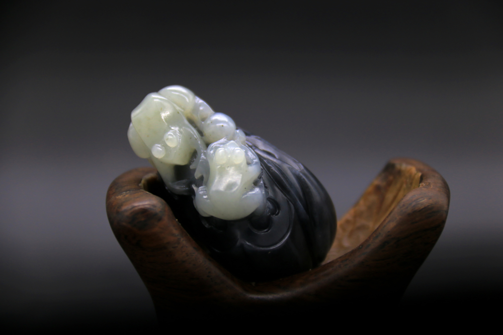 左手被視為吉祥純淨之手，能接納正能量；右手相對較常接觸外界雜質。