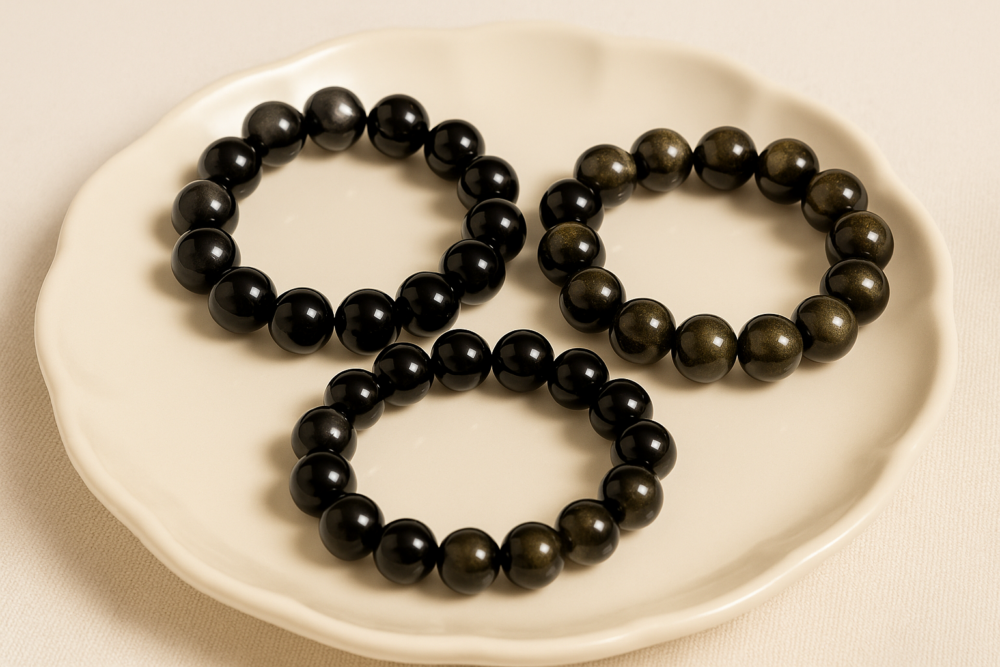 金曜石、黑曜石和銀曜石同屬「曜石」系列,但在顏色光澤、能量特性及適合對象上各有千秋。