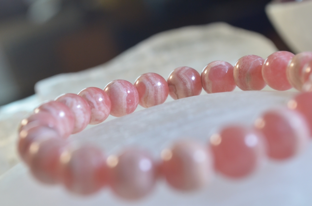 不少人在佩戴手鏈或戒指時，會考慮應戴在左手還是右手。