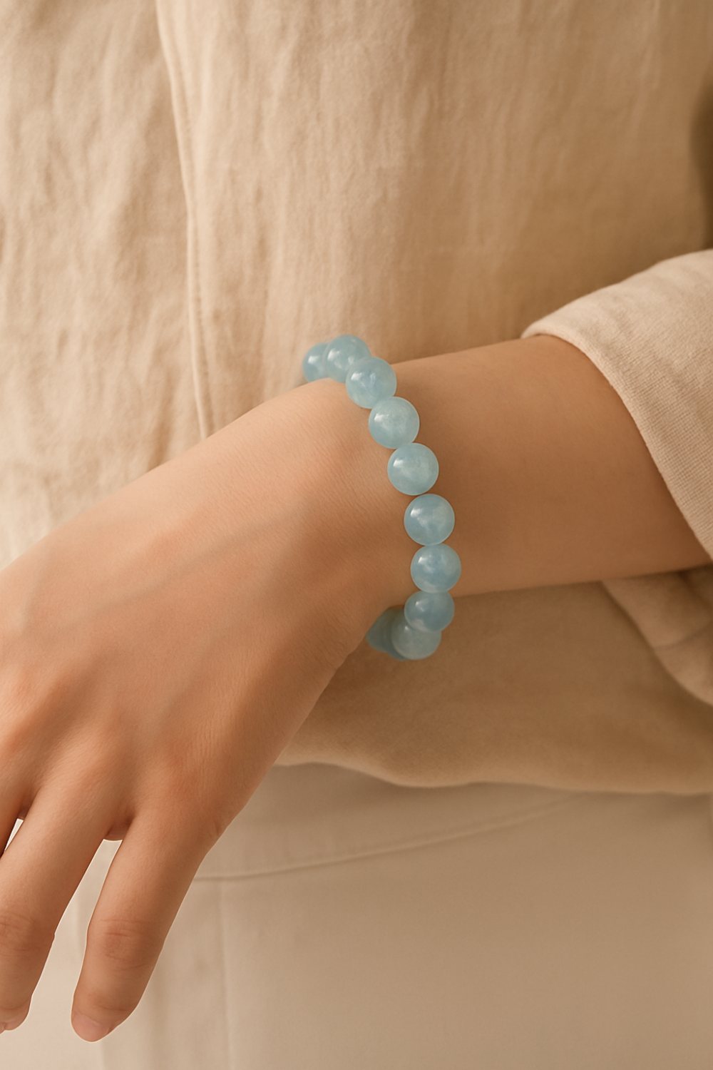 建議將海藍寶佩戴於左手，更有助於吸收其平靜、柔和的正向能量，達到內在穩定和情緒安定。