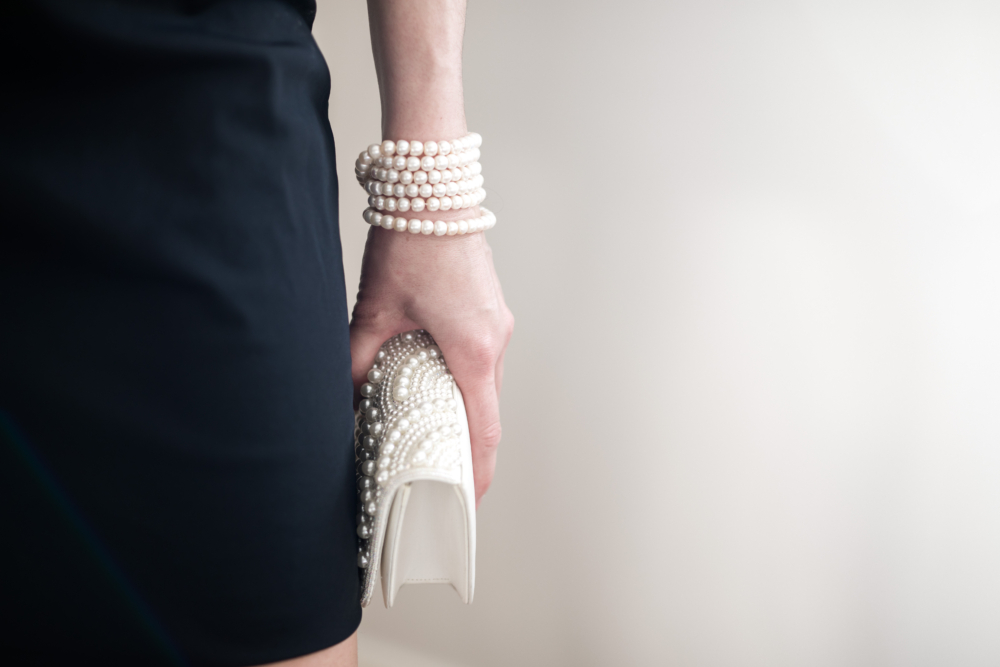 珍珠佩戴在左手或右手其實沒有硬性規定，主要取決於個人習慣、文化信仰和當下需求、心情。