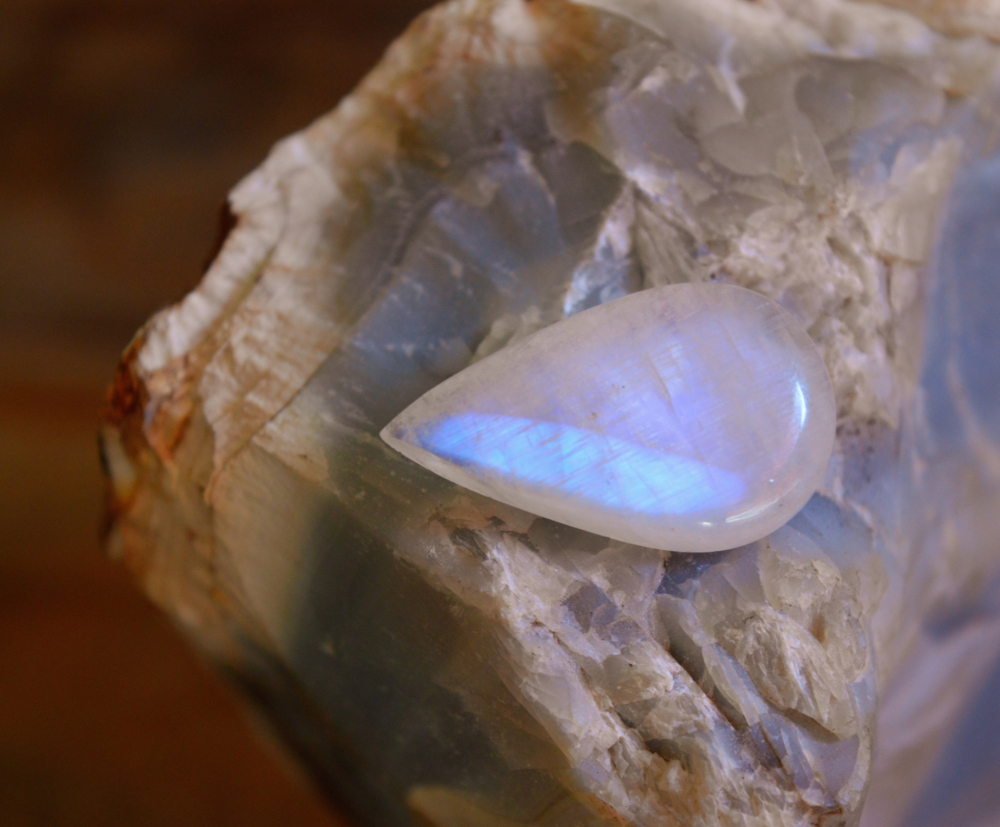 月光石特別適合水象星座和情感敏銳型的星座佩戴，有助穩定情緒、增強直覺和愛情運。