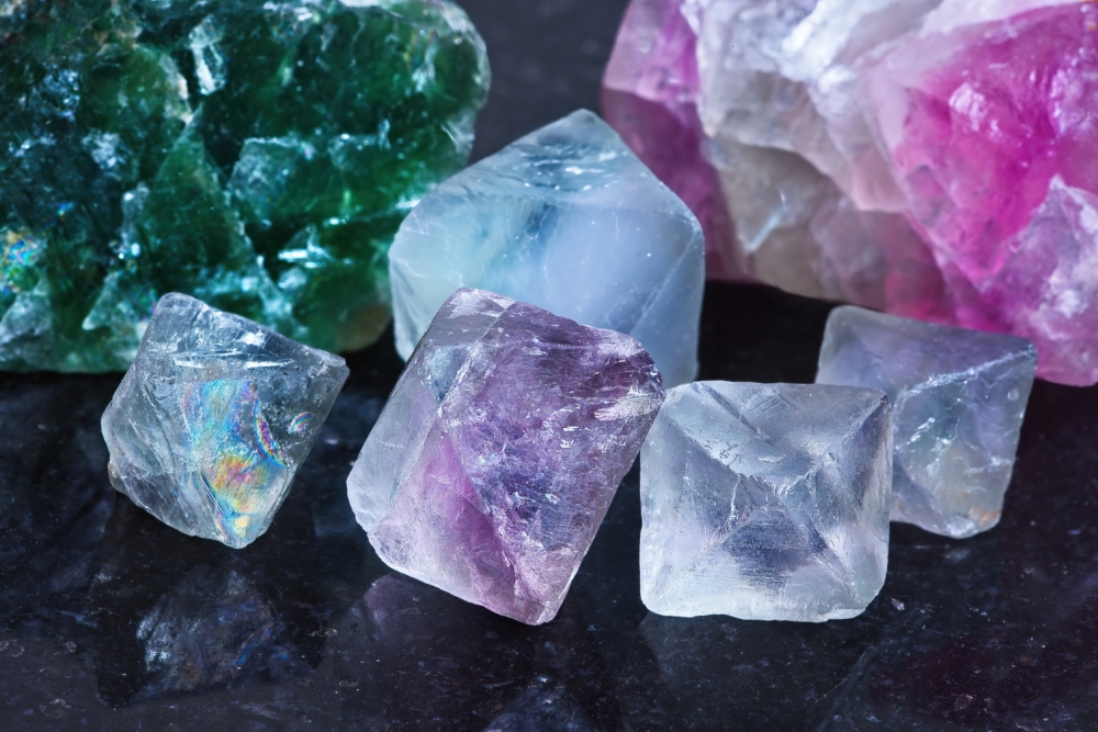 螢石（Fluorite）是一種礦石寶石，外觀呈半透明至透明，帶有玻璃般的光澤。