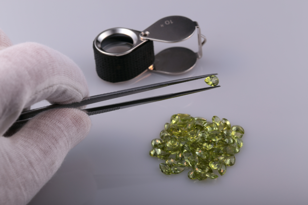 和大多數寶石一樣，橄欖石的等級主要取決於它的顏色和淨度（通透度）。