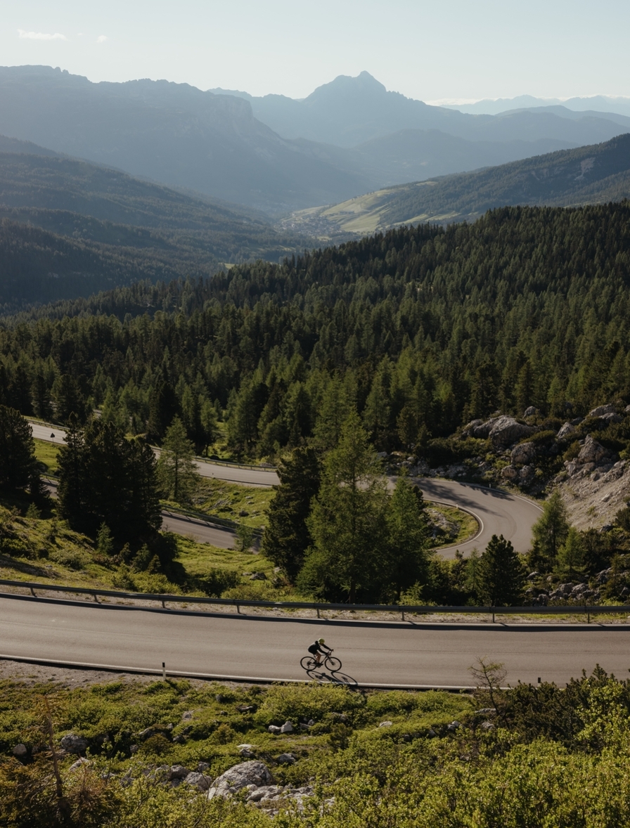 從每年六月延續至十月，綿延的高山步道與蜿蜒山道吸引著登山客與單車愛好者。