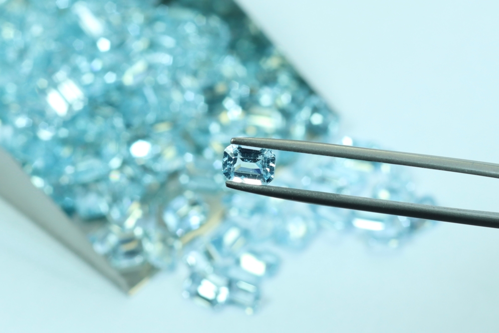 市面上也出現不少以玻璃、藍玉髓或藍托帕石等製成的仿製品，可根據顏色、內部特徵、硬度和光澤等來辨別海藍寶真假。