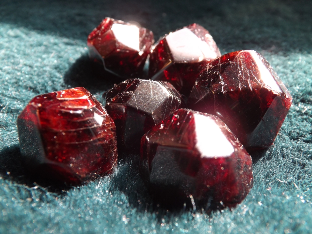 因為晶體形狀與鮮紅色澤酷似多汁的石榴果實，因此被命名石榴石