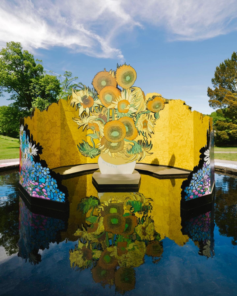 用拱形花架和盛開的向日葵花盆重現當年他筆下的景致