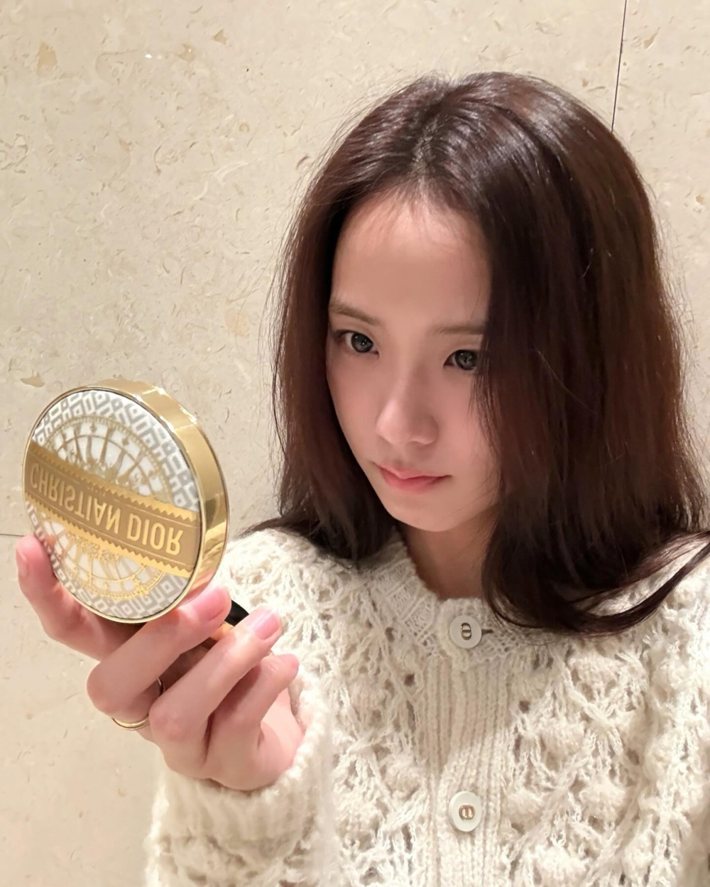 BLACKPINK的Jisoo也懂得利用輕巧卻有感的修護品，隨時隨地為肌膚提供即時的呵護