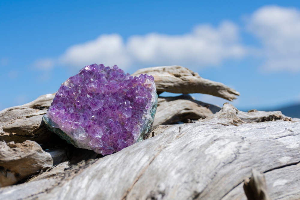 紫水晶蘊含強大的療癒與守護能量，在身心健康和靈性層面都有諸多益處。