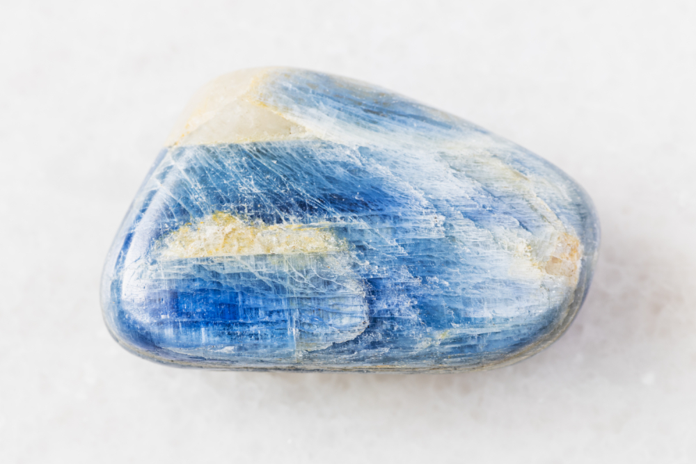 藍晶石被稱為「平衡之石」，能量溫和但具高頻振動，能對應多個脈輪，幫助穩定情緒、提升溝通力和直覺力。