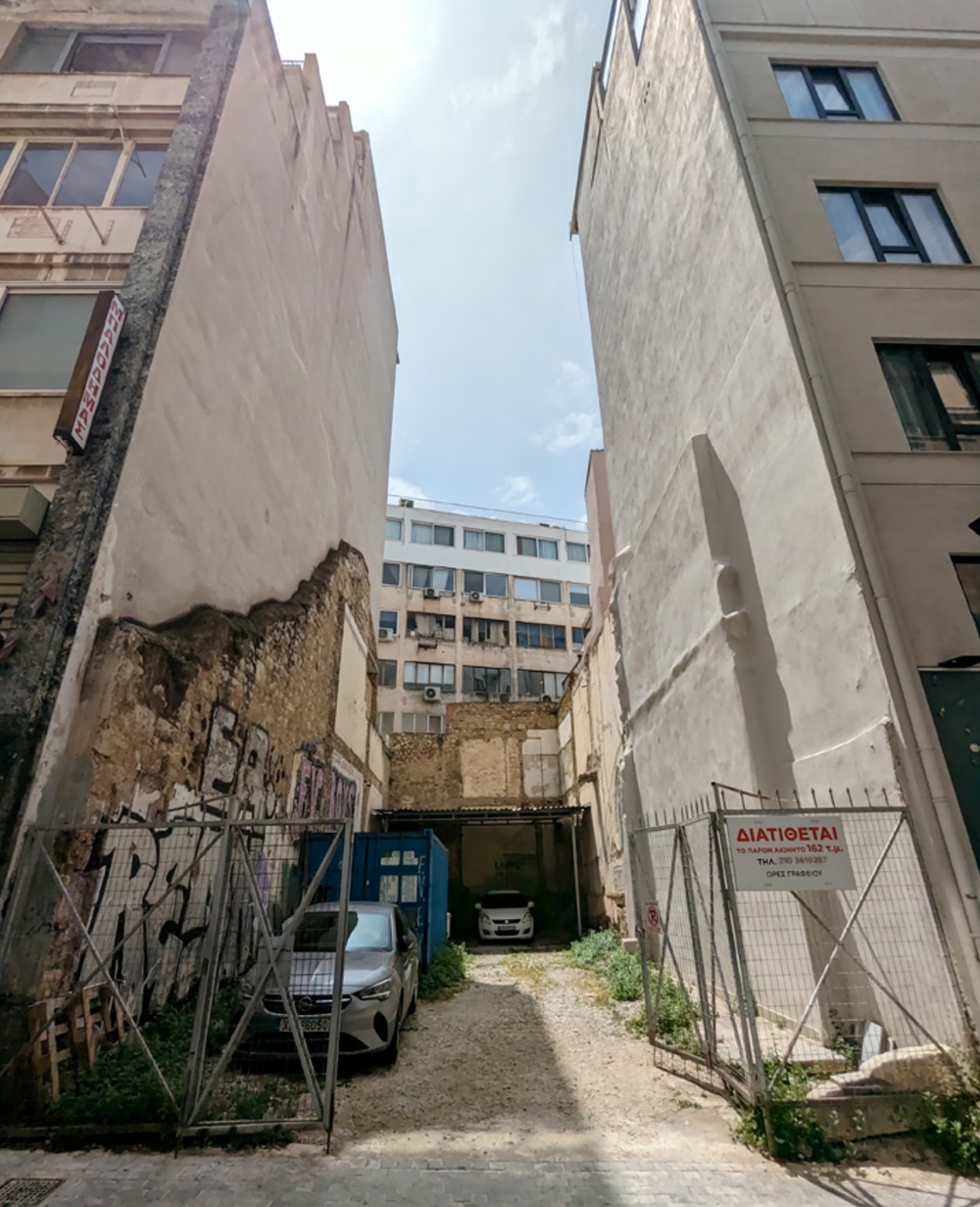 為了承襲空間夾在兩棟高樓間的峽谷氛圍