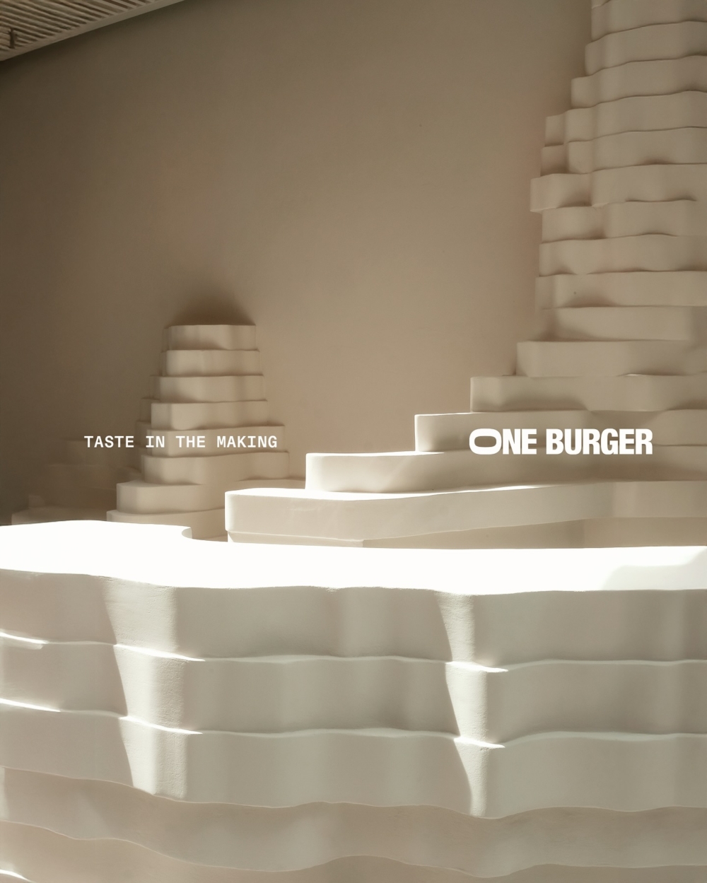 餐桌與階梯不分界、自然發生，搭配奶油般濾光，提高空間的詩意與包容感