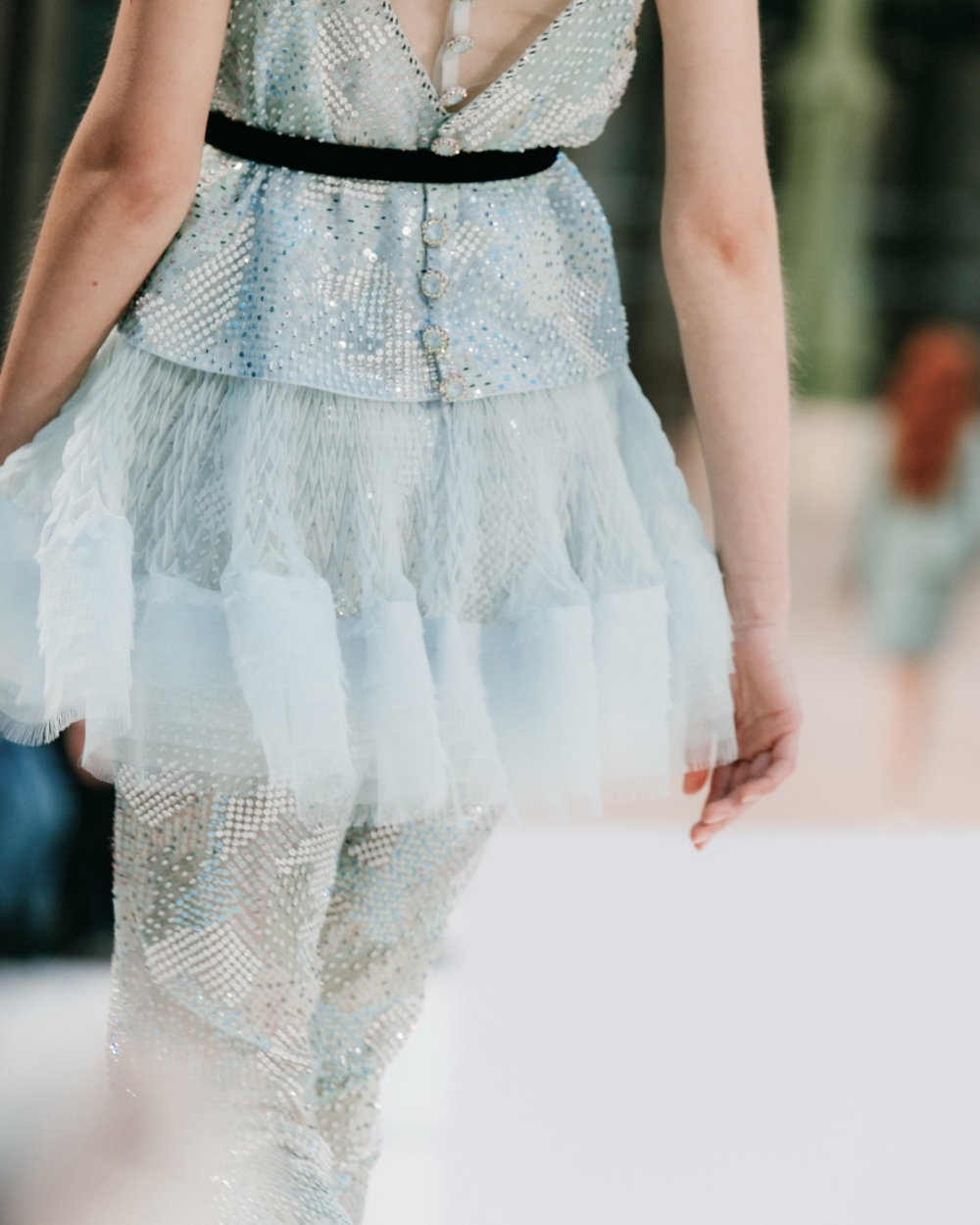 CHANEL 將內部資源、廢料進行優化，積極應對全球氣候變遷所帶來的珍稀物料（如羊絨、絲綢、皮革）日益稀缺的嚴峻挑戰