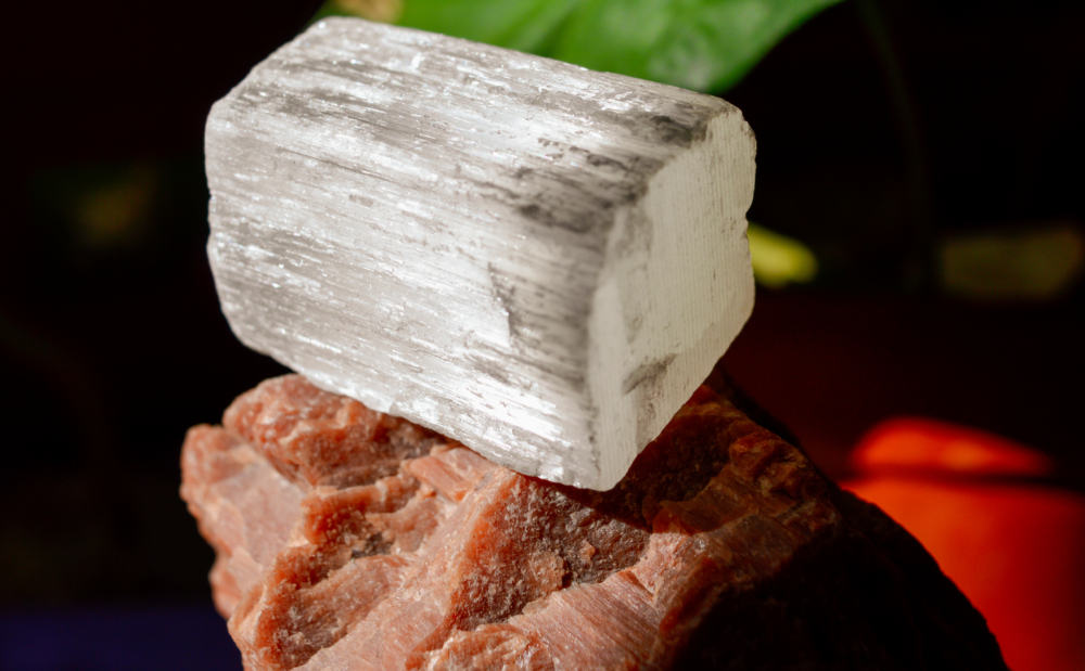 在五行學中，透石膏對應「金」和「水」兩種屬性，，幫助安定心神、調節氣息、平衡火氣和情緒。